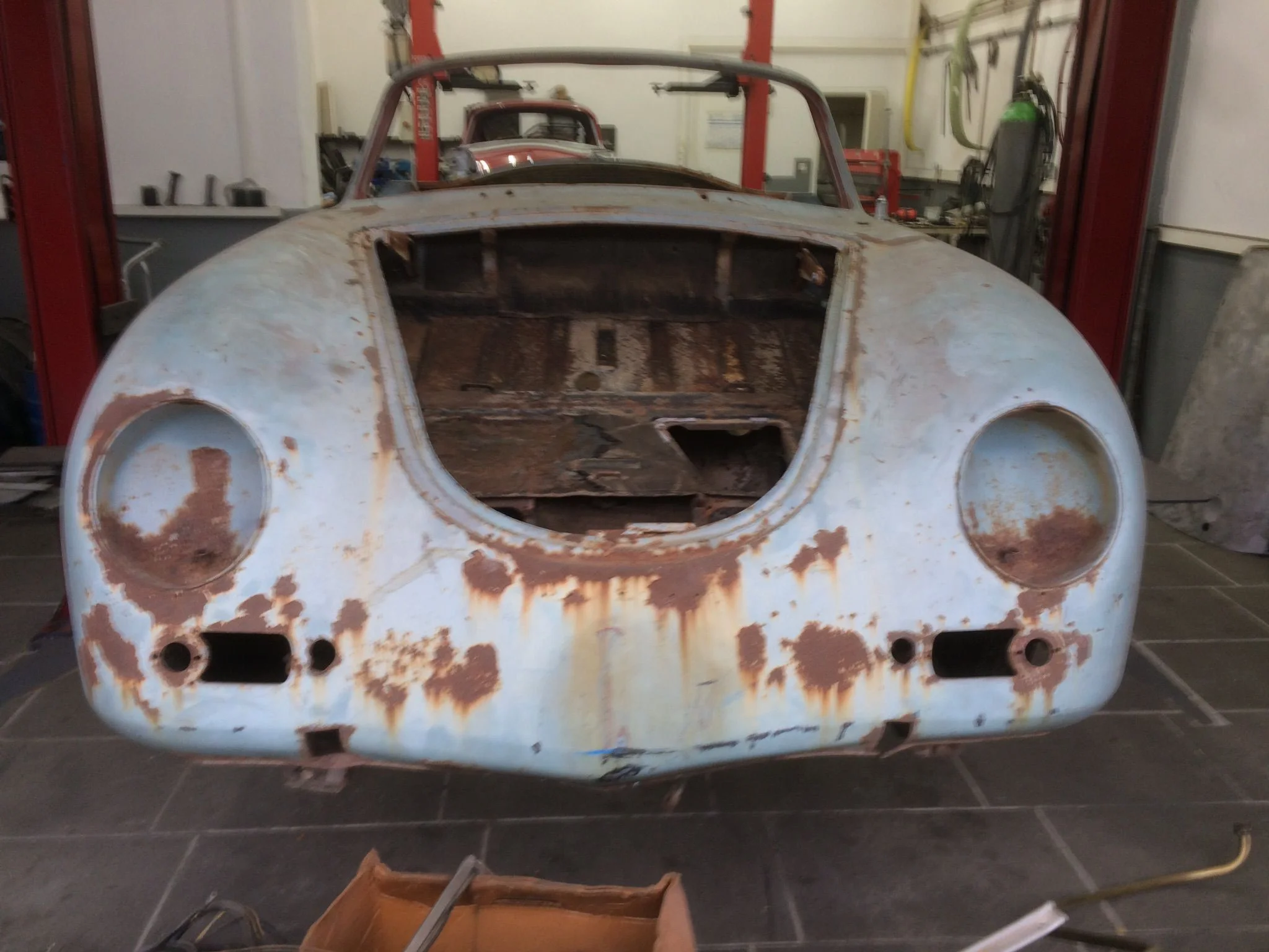 356 Rohkarosse vor der Lackierung