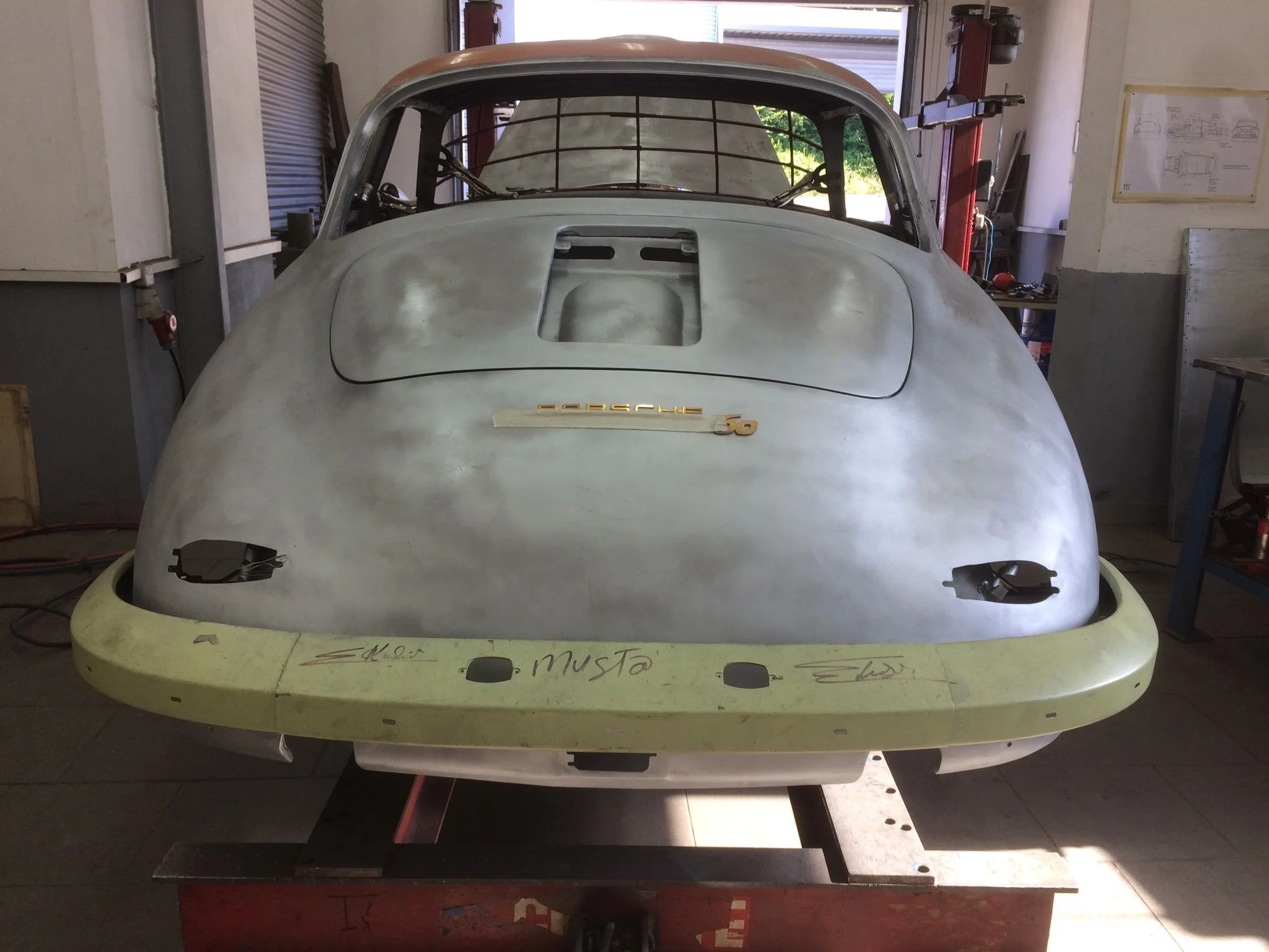 Porsche 356 auf der Hebebühne