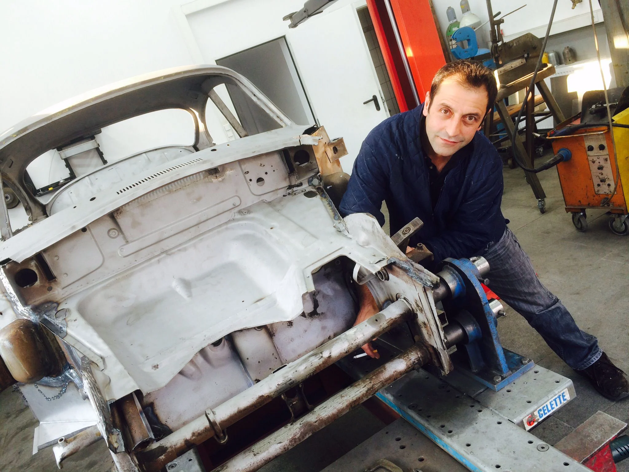 Karosseriearbeiten an einem Porsche 356